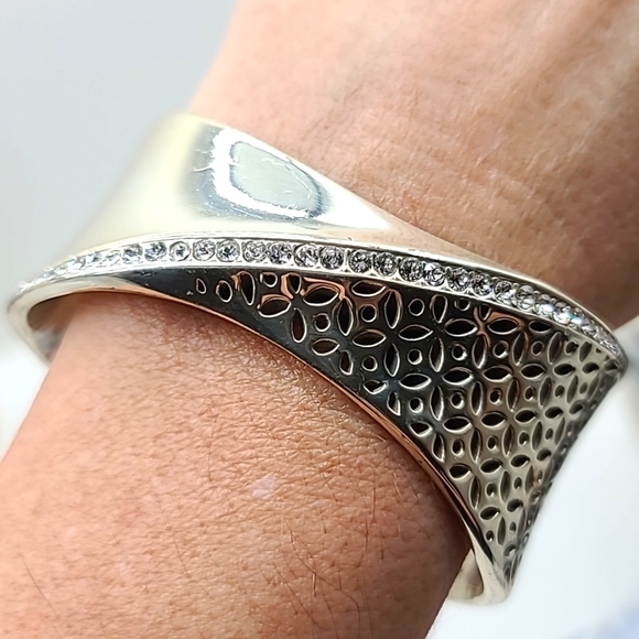 Brighton "GEO TWIRL SHINE" Hinged Bangle w Swarovski Crystals & Cut-Out Detail! - Picture 11 of 13
